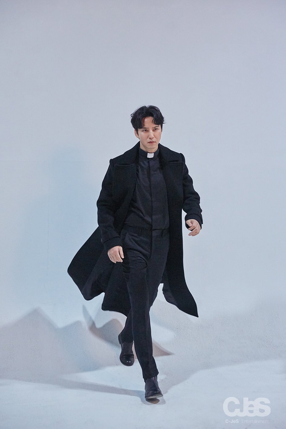 《热血司祭》海报