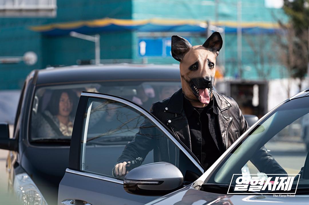 《热血司祭》海报