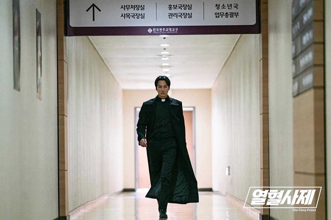 《热血司祭》海报