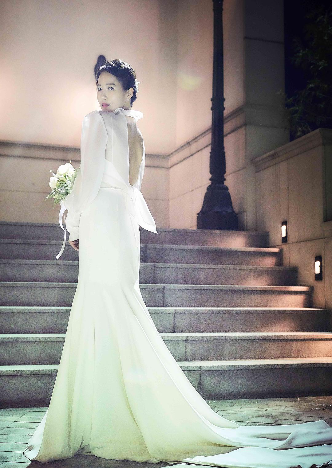 《能先接吻吗？》海报