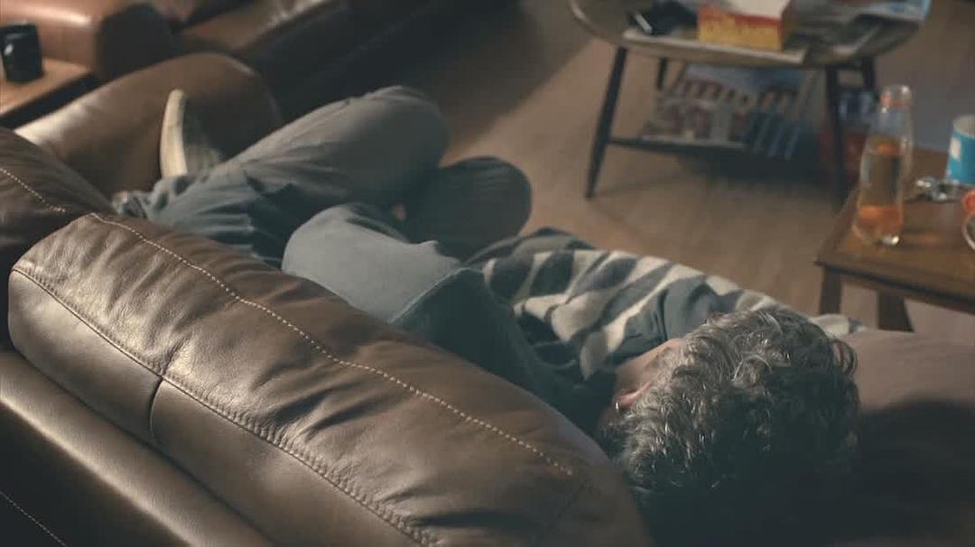 蜷在沙发上的这曲线