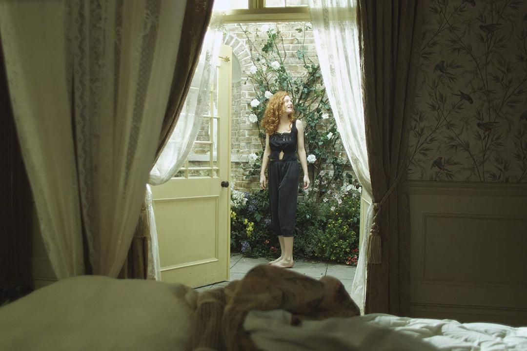 《绛红雪白的花瓣》海报第12张图片