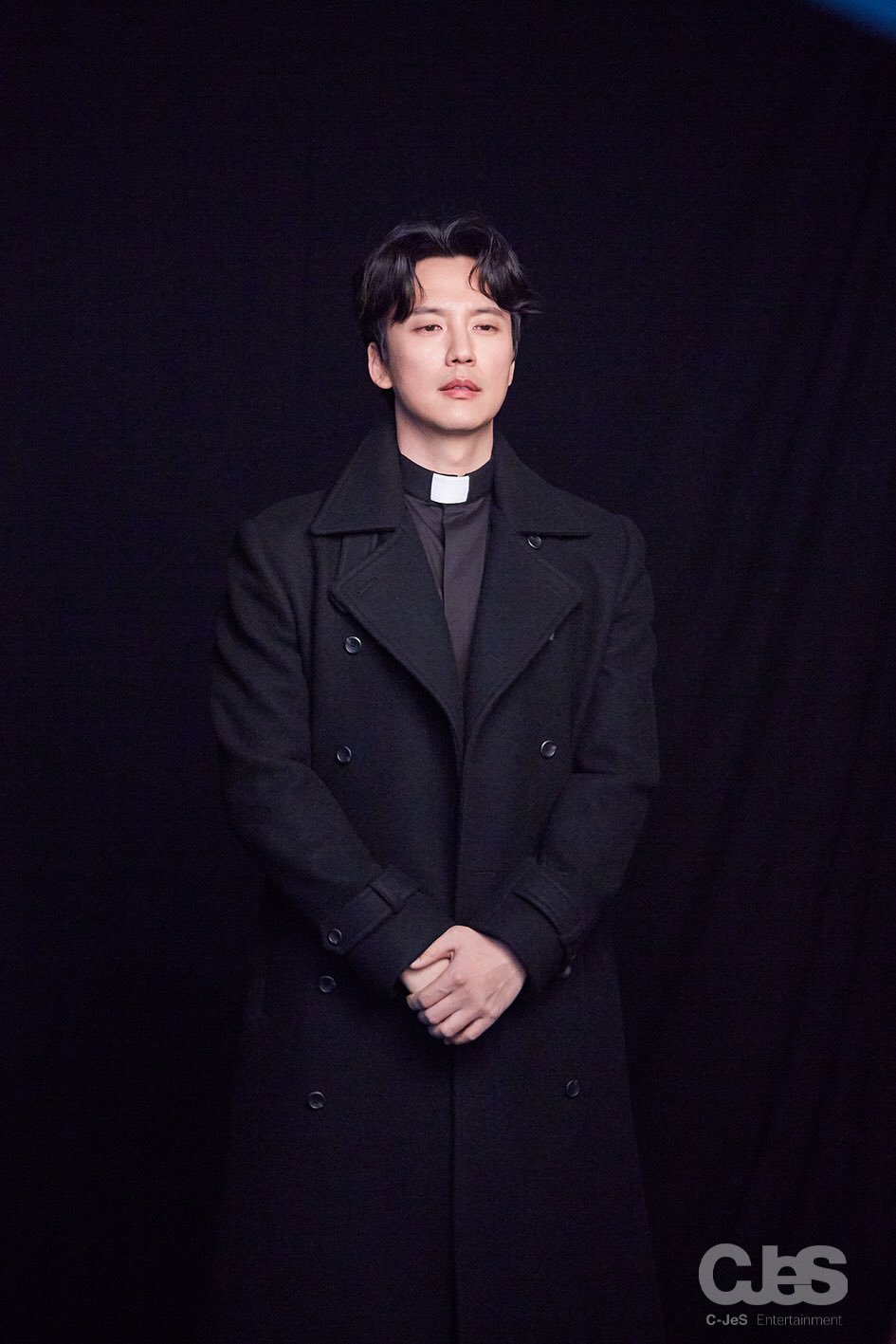 《热血司祭》海报