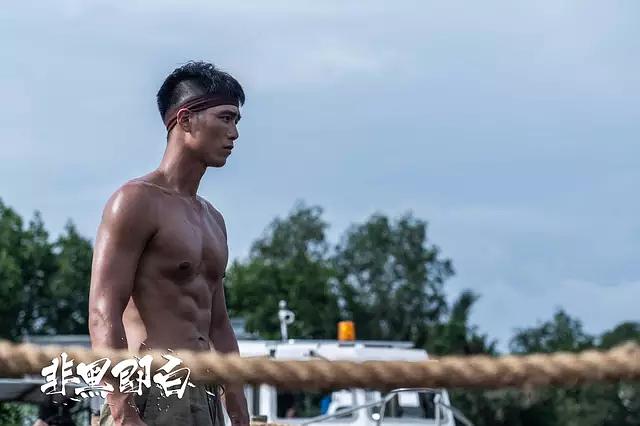 《非黑即白》剧照第39张图片