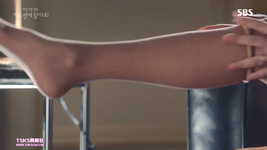 《能先接吻吗？》海报