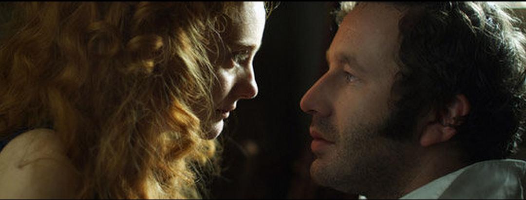 《绛红雪白的花瓣》海报第5张图片